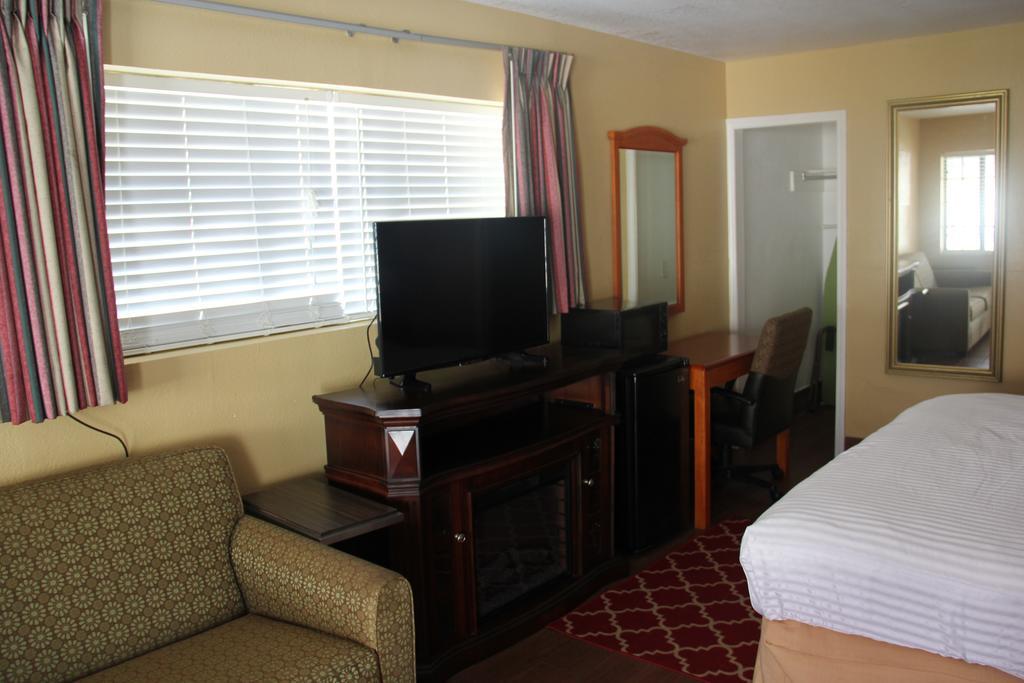 Vista Inn & Suites Beale Street メンフィス エクステリア 写真